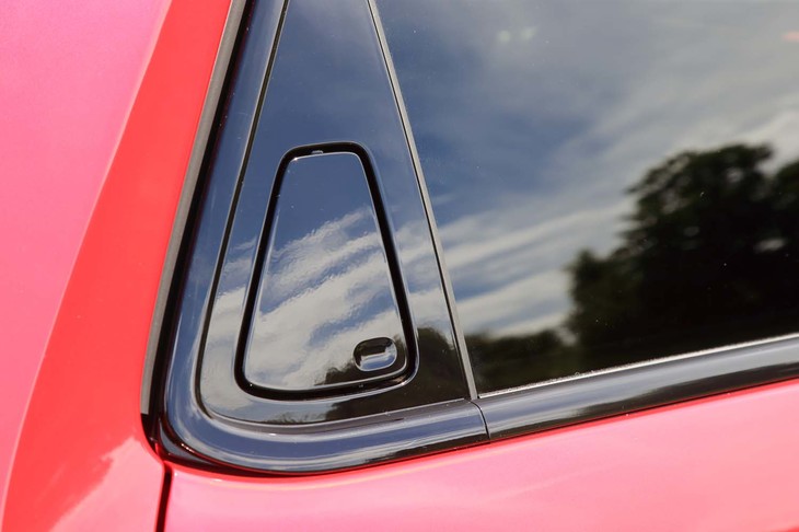 リアドアのオープナーはウィンドウエリアの後端に隠されている。くぼんだ部分を押すと反対側が持ち上がる。