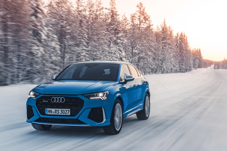 動力性能については両車共通で、0-100km/h加速は4.5秒、最高速は250km/h（リミッター作動）と発表されている。