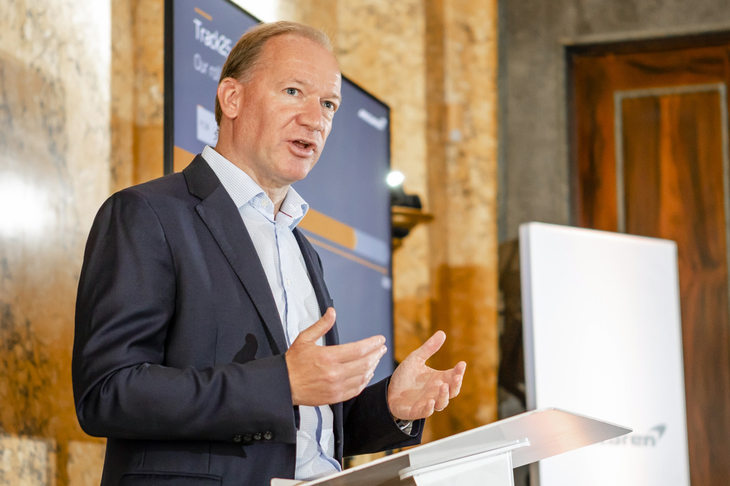 2018年7月12日、本国で「Track25」を発表した「マクラーレン・オートモーティブ」のマイク・フルーイット最高経営責任者。