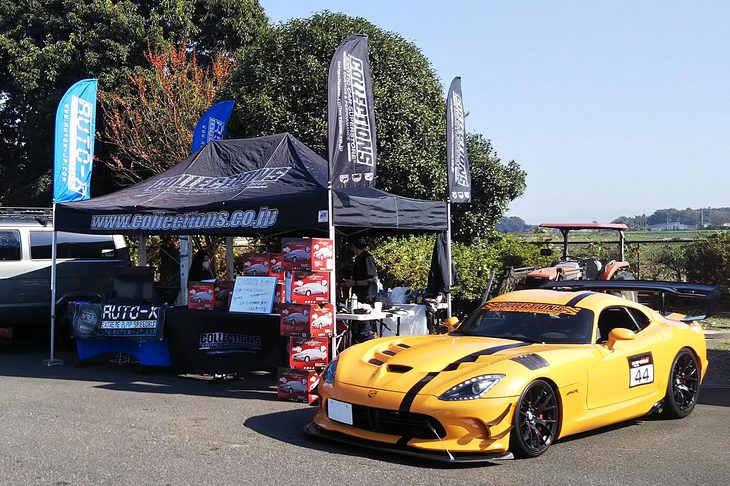 走行会では、普段お世話になっている専門店のコレクションズさんがブースで「カバーライト」のアウトレット品を販売していた。……そんなことよりブース脇の黄色いクルマが気になる。