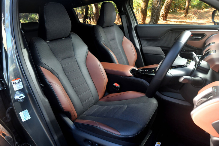 上級グレード「Z」に装備される、合皮とファブリックのコンビシート。運転席には10wayの電動調整機構が備わる。全車において運転席・助手席に3段階で温度調整が可能なシートヒーターが装備され、その操作はタッチスクリーンで行う。