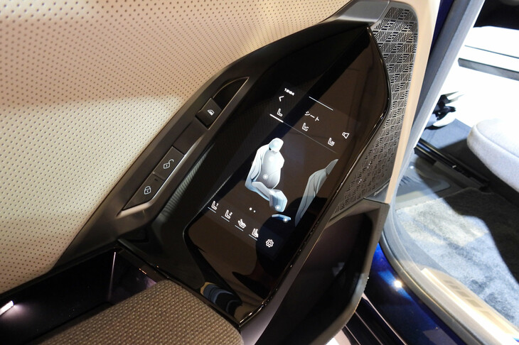 BMW i7 M70 xDrive（リアドアコンソール）