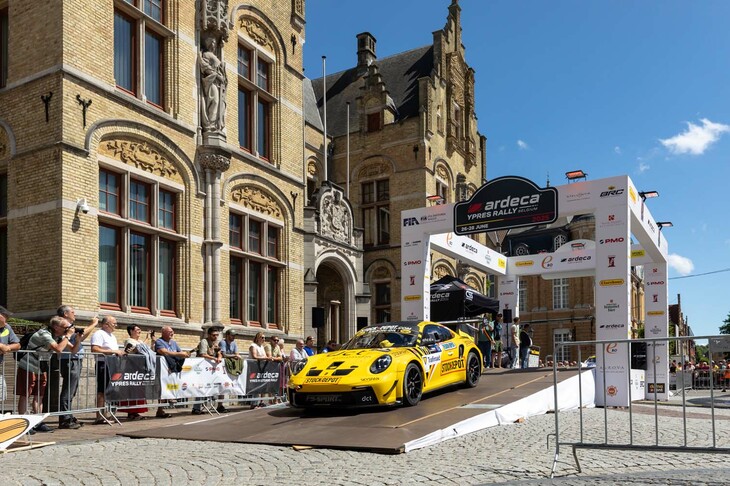 スタートしていくパトリック・スナイヤーズ／デイビー・ティエリー組の「ポルシェ992ラリーGT」。RGTクラスに参戦する「911」の最新型ね。