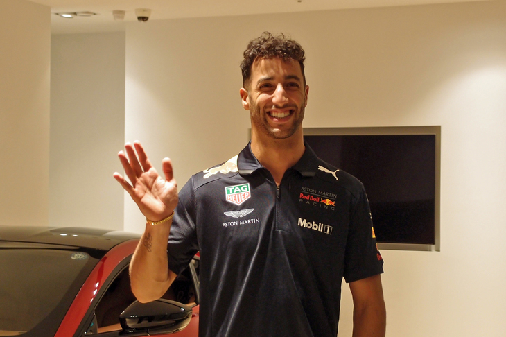 「このところ、（コンストラクターズチャンピオンシップでひとつ上位にいる）フェラーリは調子が下降気味。われわれとしては、ここで彼らに勝る結果を出したい」と、リカルド。最後は元気に「ありがとう！」と礼を述べて、会場をあとにした。