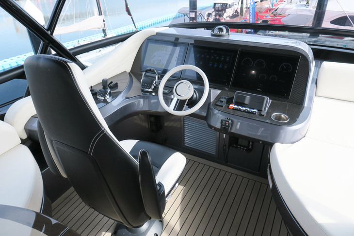 「レクサスLY650」では、キャビンとブリッジの2カ所に操縦席が備わっている。