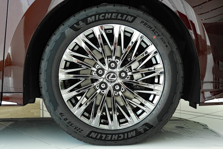 レクサスLM500h“バージョンL”（タイヤ＆ホイール）