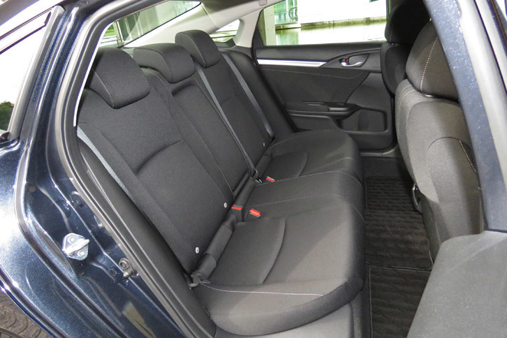 ホンダ・シビックセダン（リアシート）