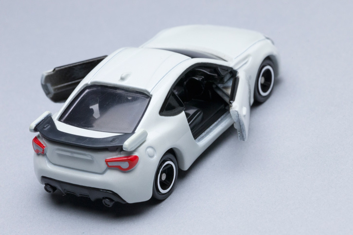 狭いとはいえ後席があることによる実用性の高さも「トヨタ86」の特徴。スルーローディング機構を使えば、「現地で履き替えるスポーツ走行用のタイヤを4本積んで、サーキットまでこれ1台で出かけることができる」という。（写真＝郡大二郎）