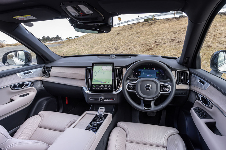 デザインが従来モデルより直線的になった最新「XC90」のダッシュボード。100％リサイクル素材を使用したテキスタイルパネルとウッドパネルを組み合わせ、より上質な雰囲気を演出している。夜間イルミネーションのアップデートも最新モデルの特徴とされる。