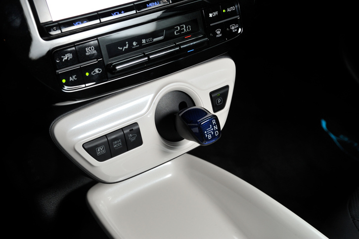 センタークラスターの下部に備わるシフトセレクター。ボタンで選択する「Pレンジ」など、操作方法は従来モデルに準じる。