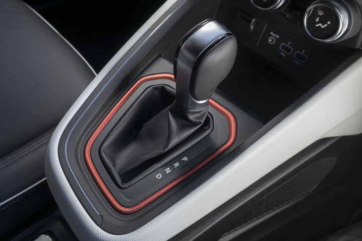 トランスミッションは「7EDC」と呼ばれる7段DCT。ステアリングホイールにはシフトパドルも備わっている。前輪駆動モデルのみをラインナップ。