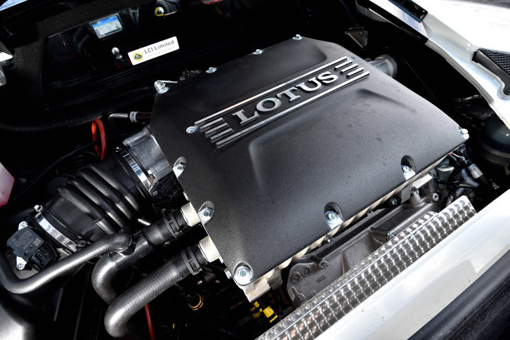 キャビン後方に横置きで搭載される、スーパーチャージャー付きの3.5リッターV6エンジン。416psの最高出力と420Nmの最大トルクを発生する。