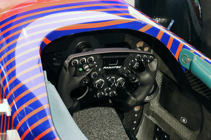 ステアリングホイールやペダルなどのコントローラーには、独ファナテックの「DDプロ」を採用している。