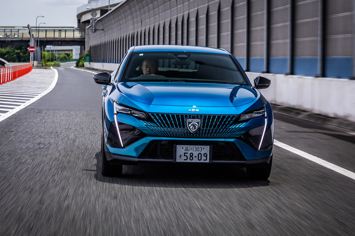 旧グループPSAのC～Dセグメントに広く使われる上級プラットフォーム「EMP2」を採用。サスペンションはフロントがマクファーソンストラット式、リアがトーションビーム式となる。