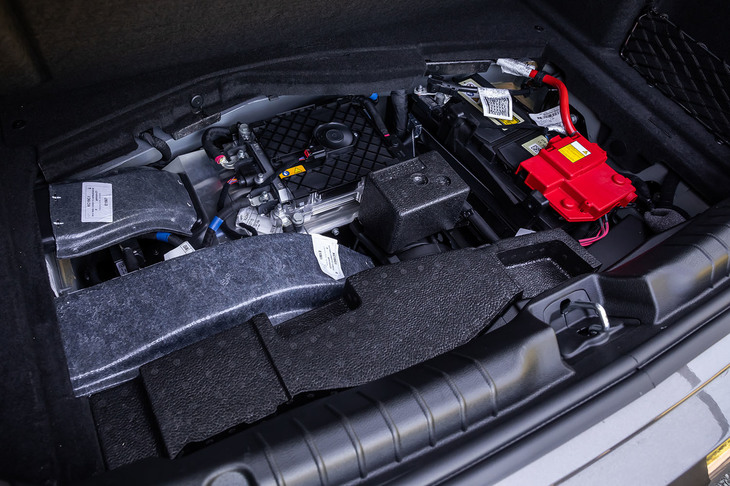 リアの荷室床下に48Vマイルドハイブリッドシステムのコントロールユニットや、空冷機能が備わる48Vバッテリーなどを搭載。前後重量バランスは、理想的とされる50：50に近づけられている。