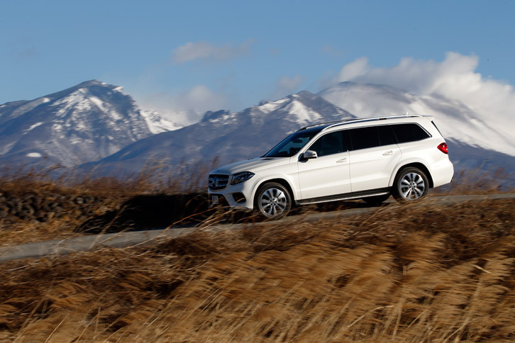 車重は2580kgに達する。横風などの外乱に対する強さが印象的だ。