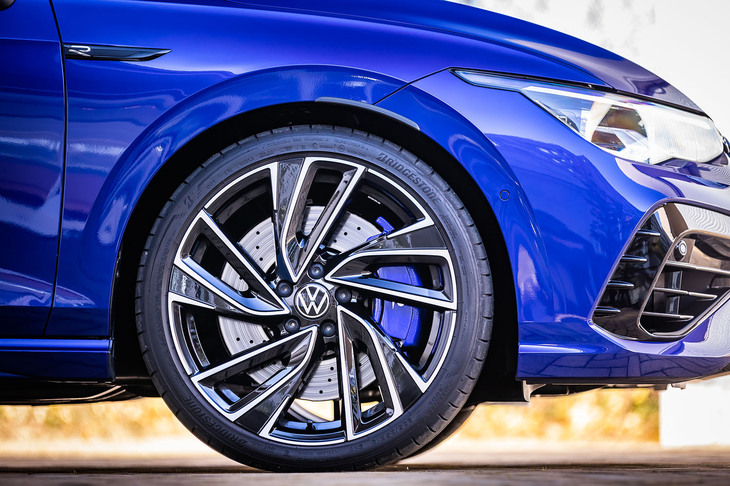 「5ダブルスポーク」と呼ばれる19インチのアルミホイールと245/35ZR19サイズのタイヤは、「DCCパッケージ」に含まれるオプションアイテム。今回の試乗車は「ブリヂストン・ポテンザS005」タイヤを組み合わせていた。