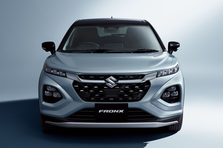 2024年10月16日に発売されたスズキの新型コンパクトSUV「フロンクス」。インド生産の輸入車で、2023年1月の「Auto Expo 2023」においてグローバルデビューした。フロントの灯火類は、上部に備わるのがLED式のデイタイムランニングランプ／ポジションランプ／ターンランプ、下部に備わるのがハイビーム／ロービームとなる。