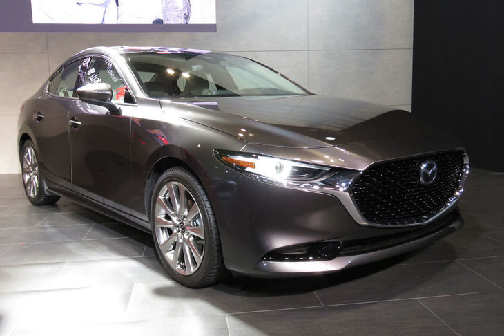 「東京オートサロン」の会場に展示された新型「マツダ3」。左ハンドル仕様とはいえ、「日本名：アクセラ」の添え書きはなかった。