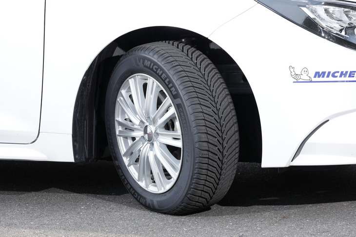 2025年9月に導入が発表されたミシュランのオールシーズンタイヤ「クロスクライメート3」。夏の大雨や冬の急な雪など、予測しづらい天候変化にも対応でき、日常の運転に安心感をもたらすとうたわれる。