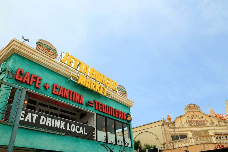 北谷町の「アメリカンビレッジ」は米軍基地跡を活用した商業エリア。アメリカの町並みをイメージした店舗が軒を連ねる。