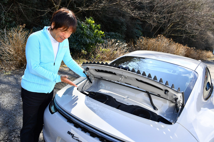 リアに搭載される3リッター水平対向6気筒ツインターボエンジンは、最高出力480PS/6500rpm、最大トルク570N・m/2300-5000rpmという実力。「やっぱり外からエンジンを見ることはできないですね」と池沢先生。