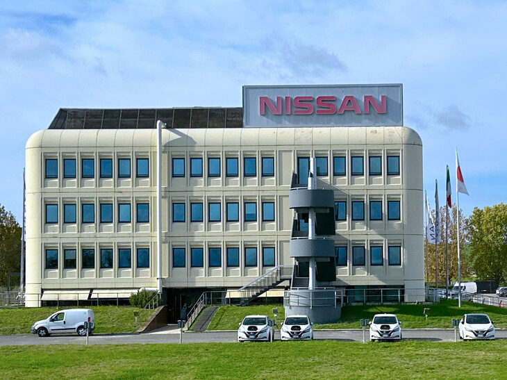 ローマ郊外の日産イタリア本社。2023年11月撮影。充電中の「リーフ」が数台見える。
