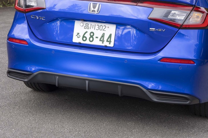 テールパイプレスのリアバンパーモールも「e：HEV」専用デザインだ。