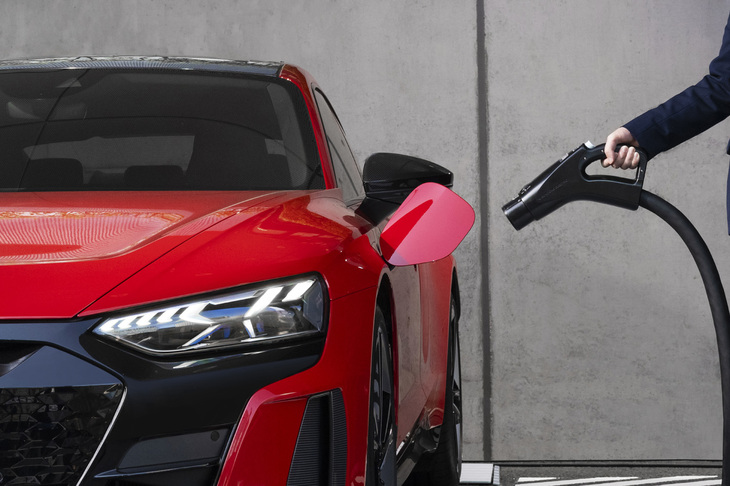 ポルシェ、アウディ、フォルクスワーゲンの3ブランドによる急速充電ネットワーク「プレミアム チャージング アライアンス」は、2025年2月中旬時点で371拠点を有し、385基の高出力急速充電器を設置している。