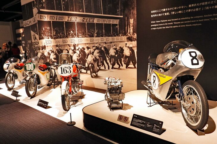 こちらには、モータースポーツへの参戦黎明（れいめい）期の名車がズラリ。写真右から、マン島TTレースに初参戦した「RC142」（1959年）、浅間のバイクレースで上位を独占した「RC160」（1959年）、ロードレース世界選手権で年間タイトルを獲得した「RC162」（1961年）、マン島TTレースで初優勝＆1～5位を独占した「2RC143」（1961年）。