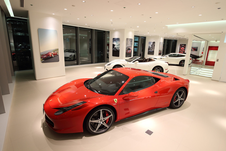 コーンズ コレクション オータムフェアは、2015年3月に移転しオープンした「コーンズ名古屋」や、前ページで紹介した「コーンズ コレクション・ニューオータニ ギャラリー」、大阪の「コーンズ コレクション・リーガロイヤル ギャラリー」の3カ所で開催される。