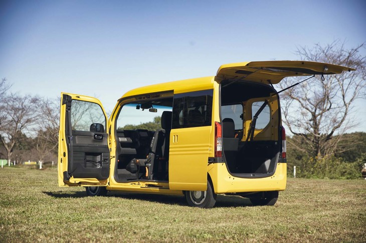 車体左側と後部、合わせて2つの大開口部を持つ「N-VAN」。助手席側のBピラーがないため、側方からも楽に荷物の積み下ろしができる。