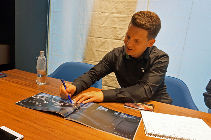 カタログ写真を使って、熱心に説明してくれるベルンハルト氏。