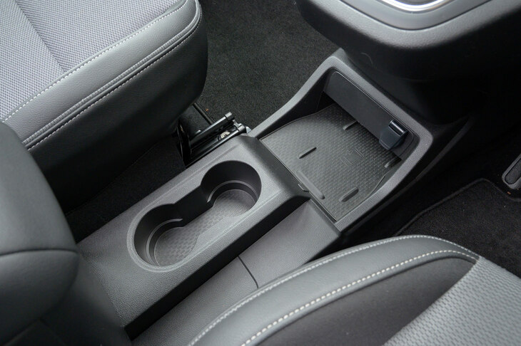 運転席まわりでは、センターコンソールのつくりも全面刷新。電動パーキングブレーキの採用によってブレーキレバーがなくなり、大幅に収納力が増した。（写真：向後一宏）