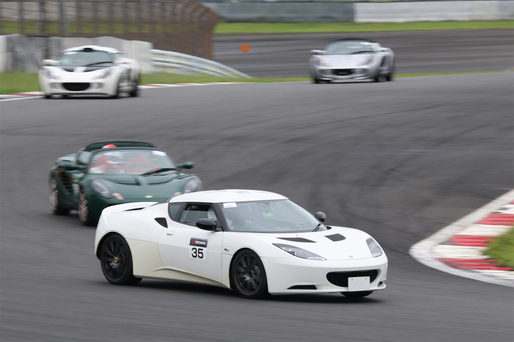 走行会「ロータスクラブマン」に出走した「エヴォーラS」（2011年）。快適性も高めたGT的なポジションのエヴォーラだが、他モデル同様にロータスらしい切れ味の良い走りが楽しめる。