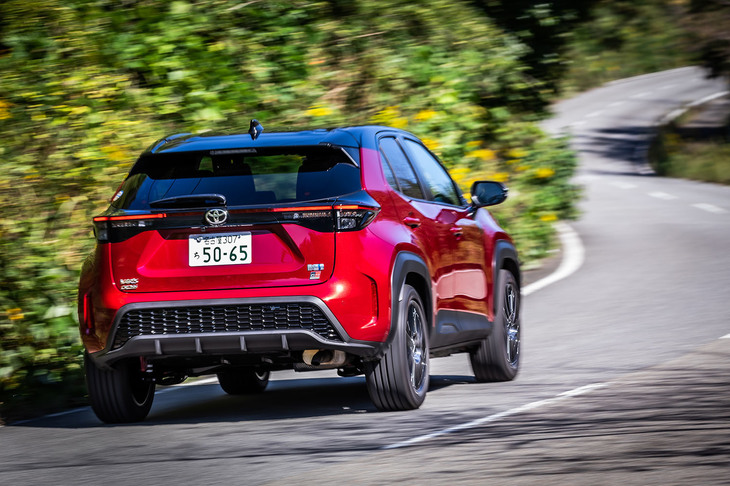 モーター駆動のレスポンスをよりダイレクトにタイヤに伝えるため、ドライブシャフトのねじり剛性をアップ。ボディーや足まわりの強化を含め、「GRスポーツ」は「誰もが気持ちいいと感じる走り」を目指している。