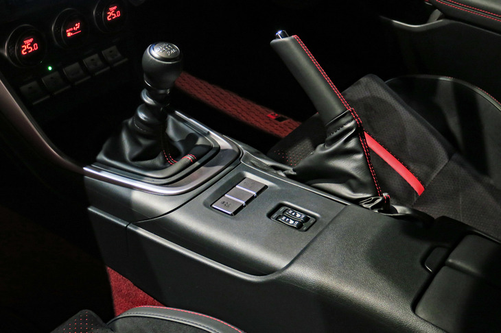 運転のしやすさを考慮し、6段MT車では6段AT車より高さのあるセンターコンソールを採用している。