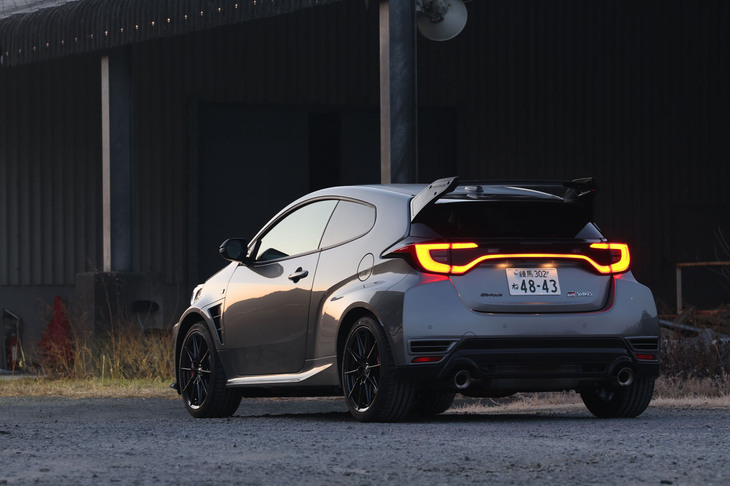 今回は8段ATを搭載する「GRヤリスRZ“ハイパフォーマンス”＋エアロパフォーマンスパッケージ」に公道で試乗した。エアロパフォーマンスパッケージは、TOYOTA GAZOO Racingがスーパー耐久シリーズや全日本ラリー選手権といったモータースポーツで得た知見をもとに、プロドライバーとともに開発した空力パーツのキットと紹介されている。車両本体価格は582万5000円。