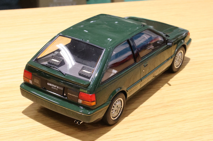 ハセガワの1/24「いすゞ・ジェミニZZハンドリング・バイ・ロータス」（JT190）。パーセルシェルフに載せたBOSEのスピーカーなど、これまた芸が細かい……なんて次元の話ではない。あまりに自然なので見落としてしまいそうになるが、実はこれ、キット化されているのは4ドアセダンのみ。それをベースに3ドアハッチバックにつくり変えているのである。