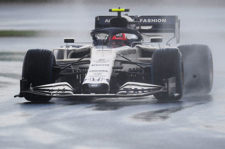 初日の金曜日はトップ10に2台が食い込んだアルファタウリ勢も、土曜日に雨が降ると苦戦。予選ではダニール・クビアトがスピンしてQ1止まりの17位、他車のペナルティーで16番グリッド。ピエール・ガスリー（写真）もQ3に進めず15位となるも、他車のペナルティーで13番グリッドとなっていた。予想以上にグリッドが繰り上がったことで、チームは当初予定していたパワーユニット交換を撤回、グリッド降格を避けようとしたが、FIA（国際自動車連盟）にパルクフェルメ違反を取られ、ガスリーは19番グリッドへと下げられてしまった。レース結果は、クビアト12位、ガスリー13位で得点ならず。（Photo=Getty Images / Red Bull Content Pool）