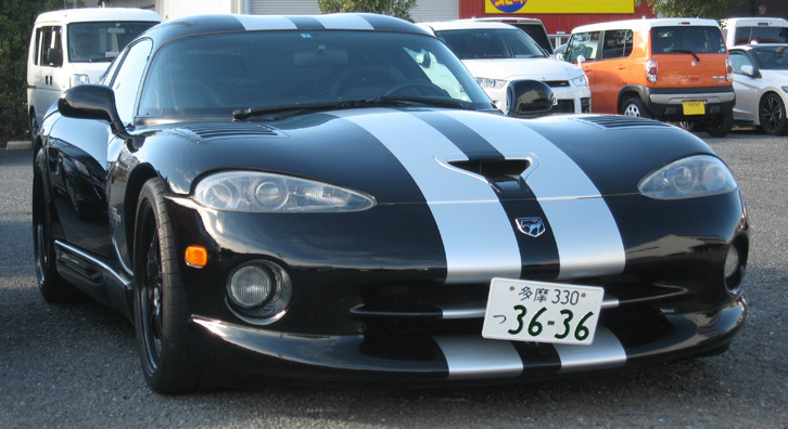 フロントのナンバープレートが見事に傾いた「ダッジ・バイパー」のお姿。合成ではありませんのであしからず。