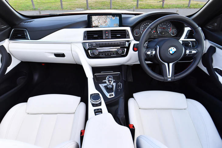 センターコンソールが運転席側に傾けられた、ドライバーオリエンテッドなコックピット。日本仕様のハンドル位置は右のみとなる。