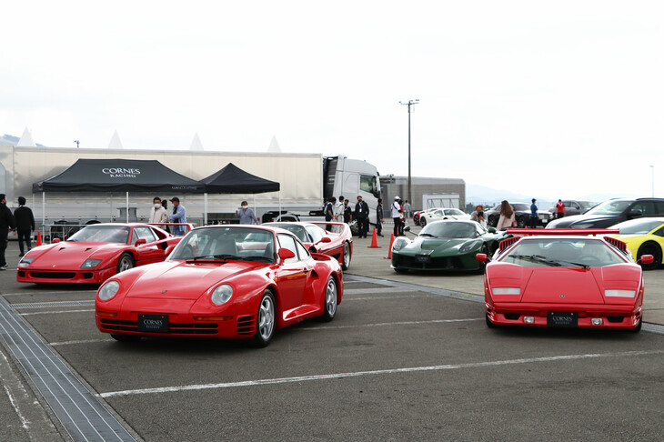 「ポルシェ959」や「フェラーリF40」など、クルマ好きなら誰もが憧れるクラシックなスーパーカーも展示され、来場者の多くの視線を集めた。化粧プレートにある「CORNES RESERVE」は、コーンズ独自の愛車保管サービスの名称だ。