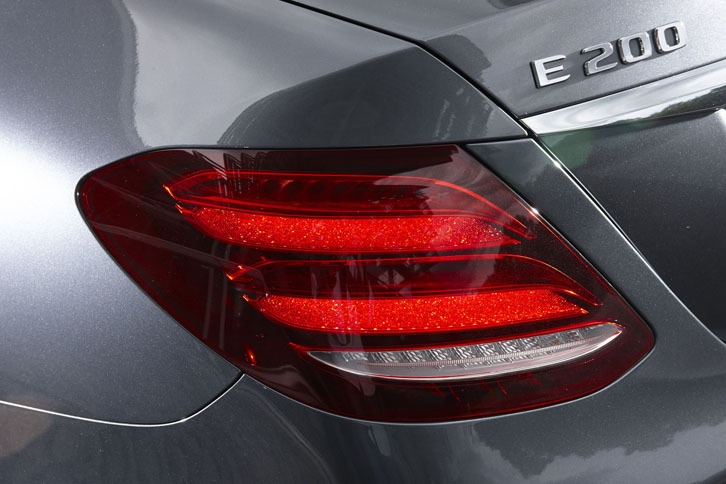 リアコンビランプには、細かな粒子がキラキラと輝くように見える「スターダストエフェクト」と呼ばれるデザイン手法が採用されている。