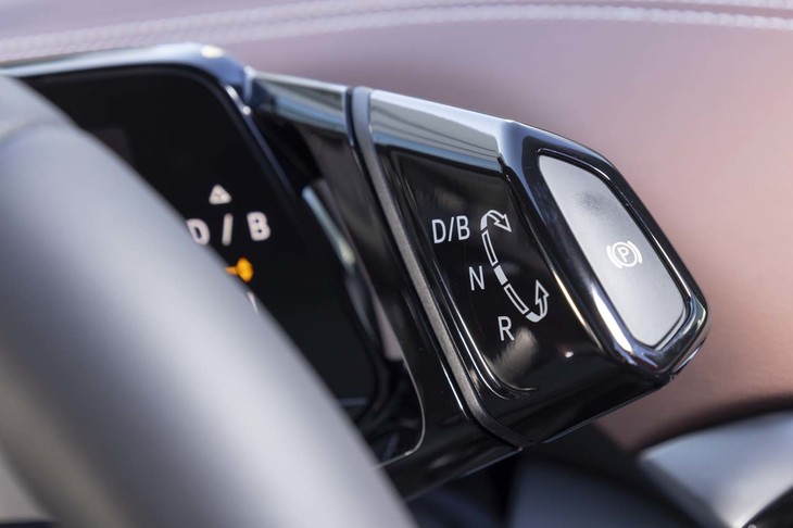 シフトセレクターはメーターパネルの右側から生えている。「D/B」「N」「R」のポジション表示がレバー側とメーターパネル側の両方に書かれているのがフォルクスワーゲンらしからぬところ。
