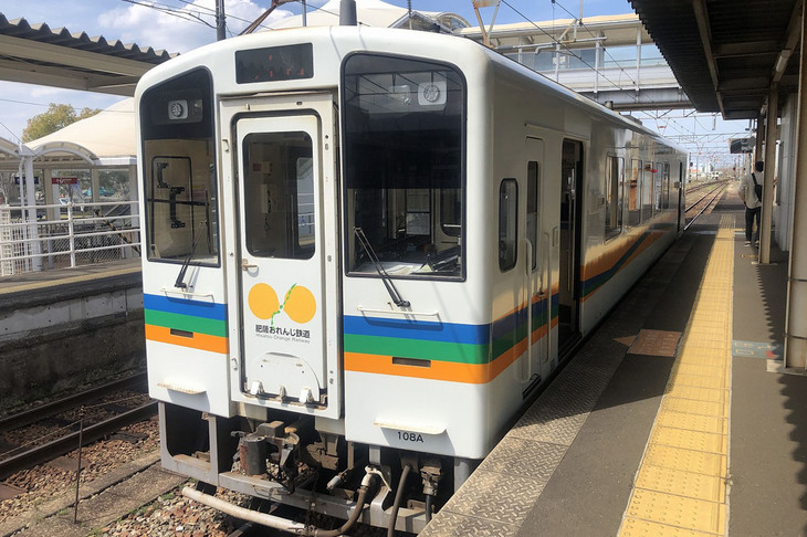 肥薩おれんじ鉄道は1両編成のローカル線。車両は「HSOR-100形」の気動車で、白を基調とした車体にオレンジとグリーン、そしてブルーのラインが入っている。