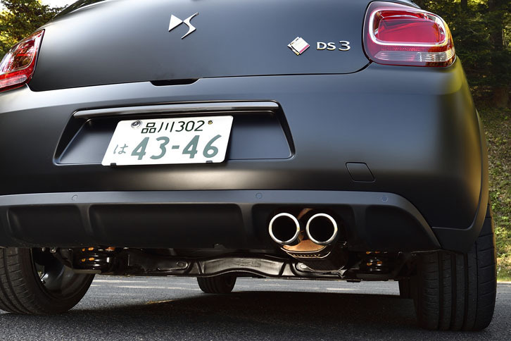 2本出しのクロームエキゾーストエンドが後ろ姿をスポーティーに演出する。