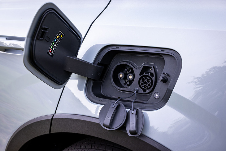 普通充電のほかにCHAdeMO方式の急速充電にも対応。一充電走行距離は500km（WLTCモード）と発表されている。