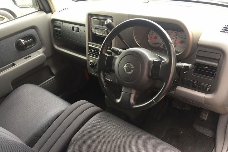 外観デザインの良さに比べ、内装は地味でイマイチ。