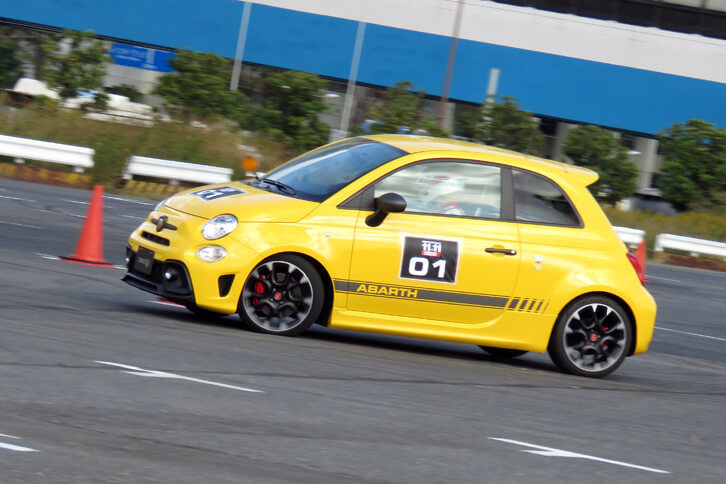 プロドライバーの運転を助手席で体験できるジムカーナ同乗試乗の様子。